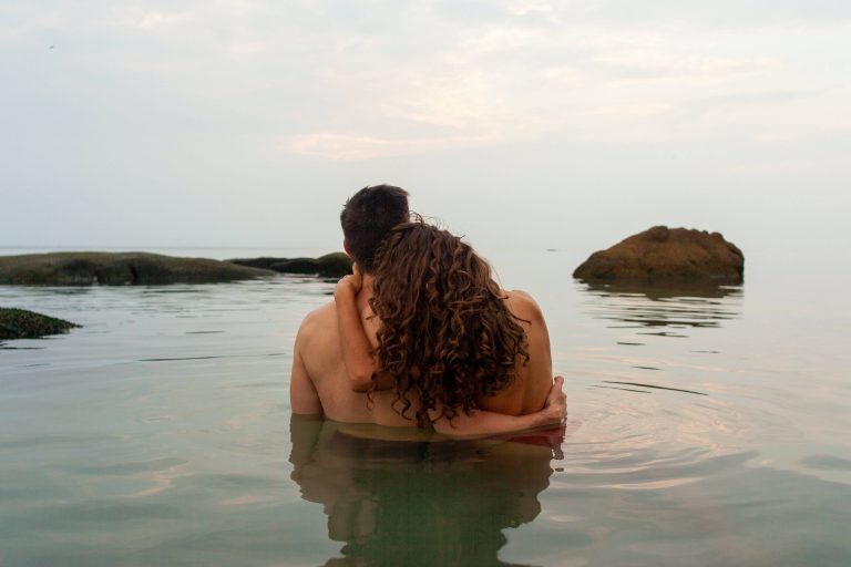 Zwei verliebte Personen im Pool am Meer